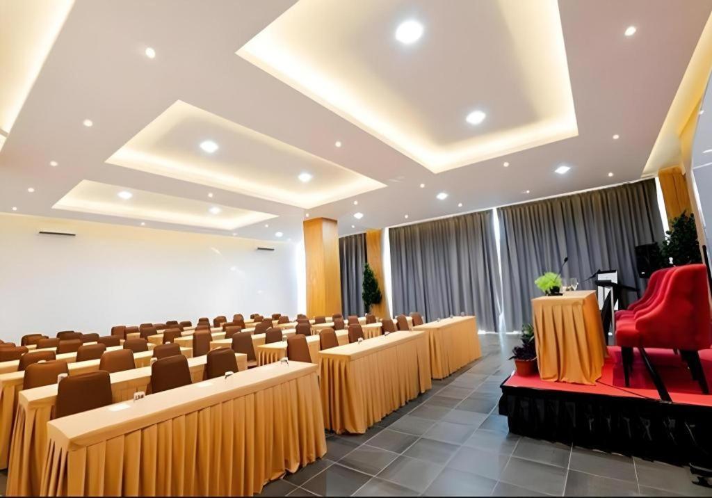 The Crew Hotel Kualanamu International Airport Medan Exterior foto